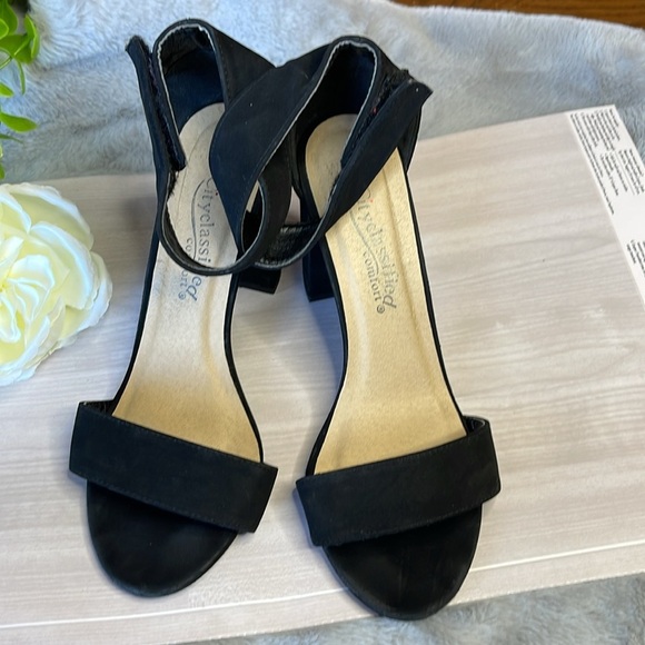 Classic Black Heels - Picture 6 of 8